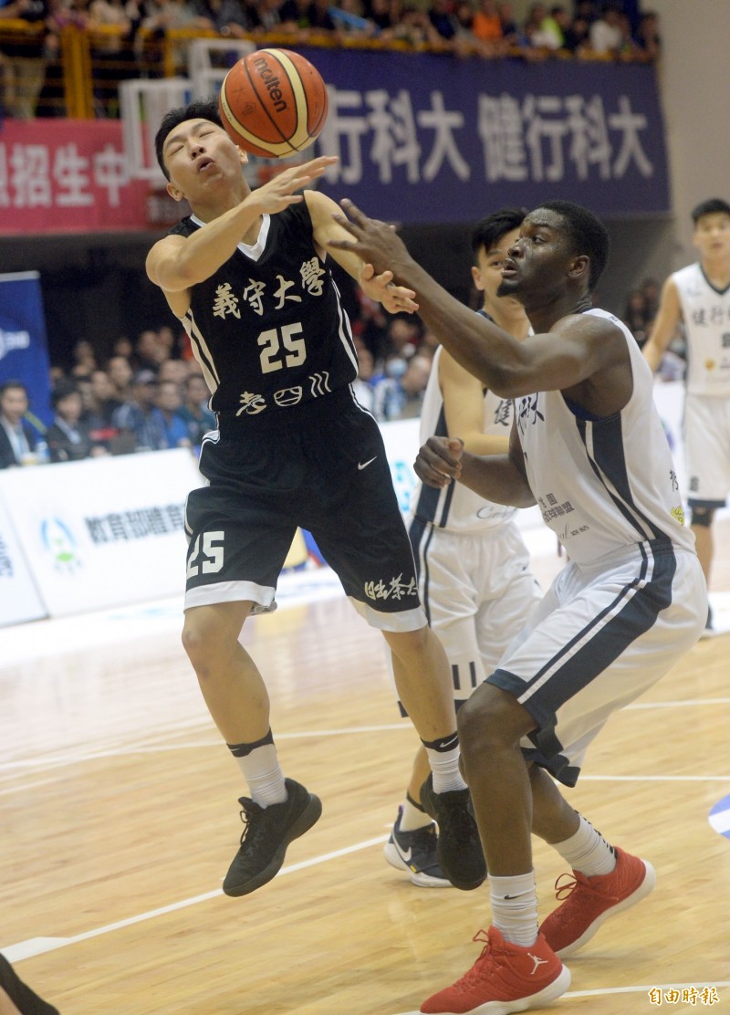 義守羅建斌上籃時球被健行石博恩毀掉。（記者林正堃攝）