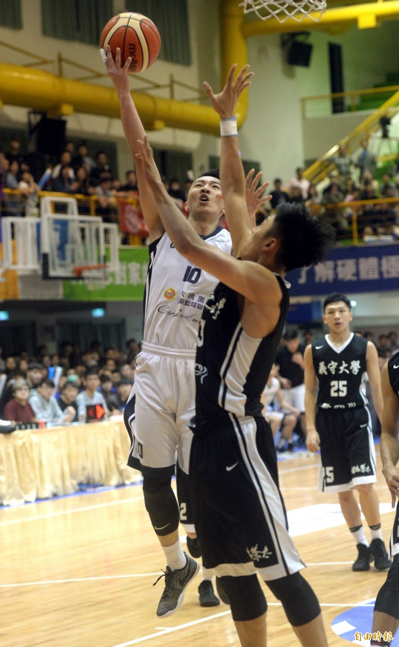 健行簡祐哲上籃得分。（記者林正堃攝）