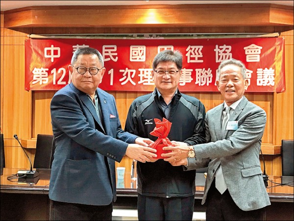 蔡辰威(左)卸任田協理事長,由葉政彥(右)接棒。(田協提供) 蔡辰威(左)卸任田協理事長,由葉政彥(右)接棒。(田協提供)