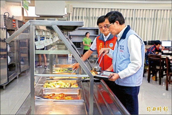 體育署副署長王水文昨南下國訓中心了解餐廳菜色。(記者粘藐云攝) 體育署副署長王水文昨南下國訓中心了解餐廳菜色。(記者粘藐云攝)