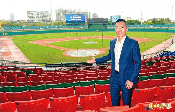 富邦悍將領隊蔡承儒介紹斥資1億2千萬改造的新莊主場。（記者林正堃攝）