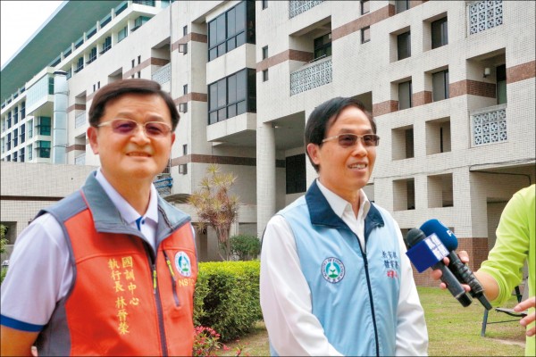 國訓中心執行長林晉榮(左)昨在PTT回應爭議,也證實已在上週五提出辭呈。(資料照) 國訓中心執行長林晉榮(左)昨在PTT回應爭議,也證實已在上週五提出辭呈。(資料照)
