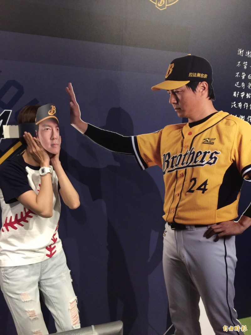 林威助球員生涯回顧展，今天起至5月31日止在台中棒球故事館將展出。（記者羅志朋攝）