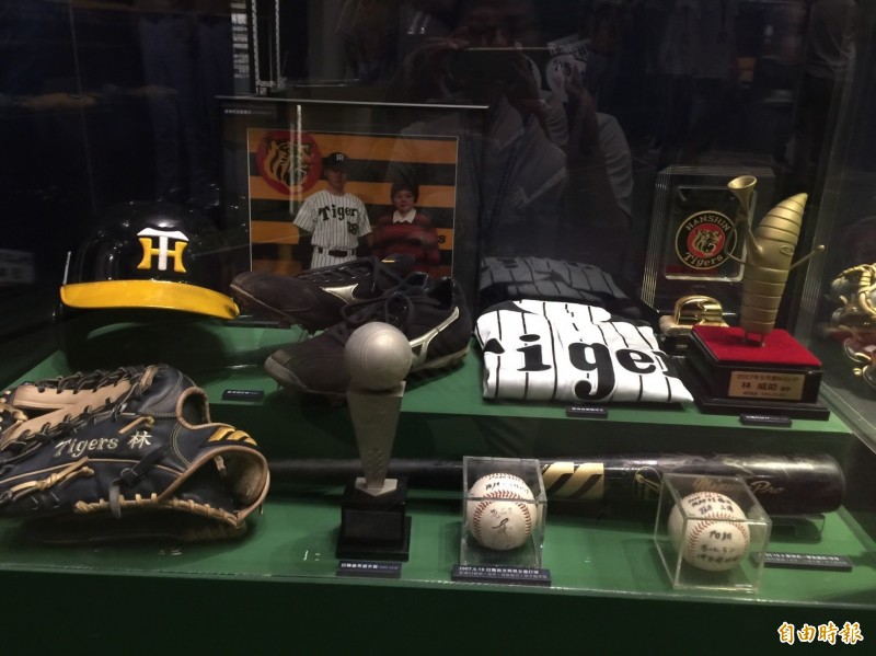 林威助球員生涯回顧展，今天起至5月31日止在台中棒球故事館將展出。（記者羅志朋攝）