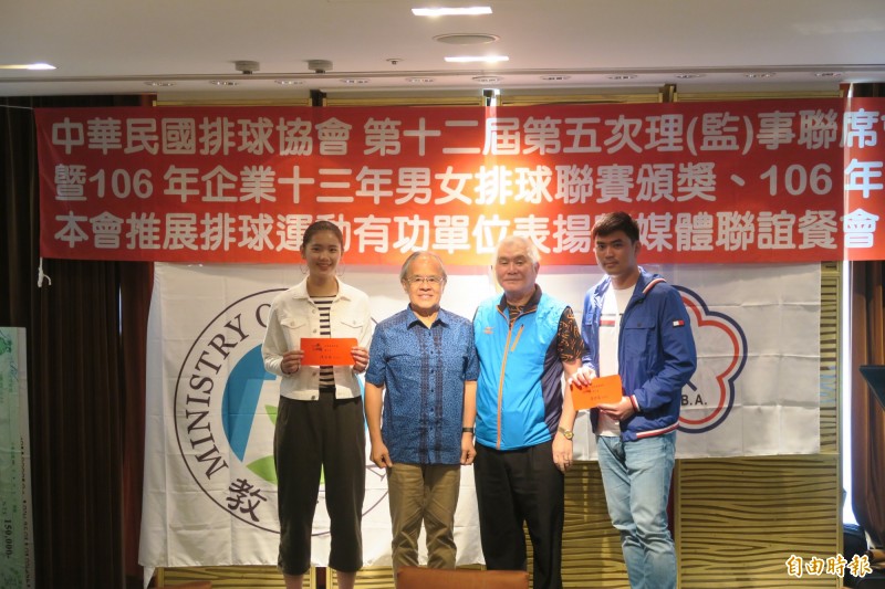 企業排球得分王黃世豪（右一）、得分后陳姿雅（左一）。（記者卓佳萍攝）