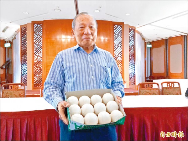 兄弟飯店董事長洪騰勝出資千萬元舉辦首屆大專院校軟式棒球聯賽。(記者黃照敦攝) 兄弟飯店董事長洪騰勝出資千萬元舉辦首屆大專院校軟式棒球聯賽。(記者黃照敦攝)
