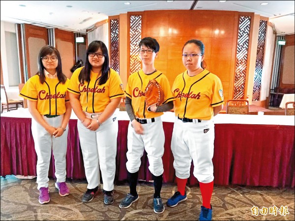 中正大學獵豹隊是唯一的一支全女生組成,特別感謝洪騰勝讓她們一圓棒球夢。(記者黃照敦攝) 中正大學獵豹隊是唯一的一支全女生組成,特別感謝洪騰勝讓她們一圓棒球夢。(記者黃照敦攝)