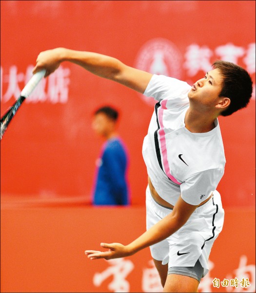19歲小將吳東霖昨連拿2盤擊敗澳洲選手惠汀頓,成功晉級下一輪。(記者王藝菘攝) 19歲小將吳東霖昨連拿2盤擊敗澳洲選手惠汀頓,成功晉級下一輪。(記者王藝菘攝)