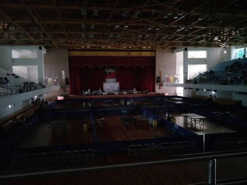 全中運桌球賽首日打到一半竟停電。（讀者提供）