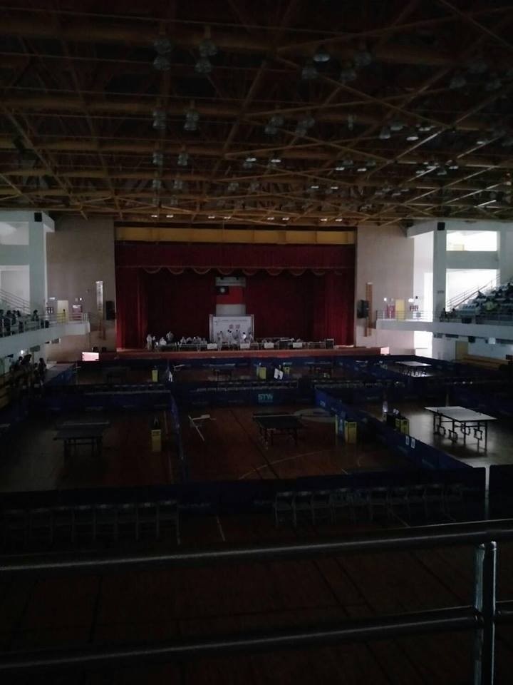 台中港區綜合體育館跳電，現場一片漆黑。（讀者提供）