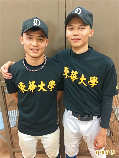 東華大學特地從花蓮北上參加開幕戰,隊長葉俊延(左)和陳秉逸十分興奮。(記者郭羿婕攝) 東華大學特地從花蓮北上參加開幕戰,隊長葉俊延(左)和陳秉逸十分興奮。(記者郭羿婕攝)