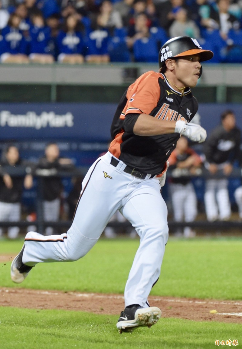 黃恩賜敲出致勝三壘安，助球隊逆轉勝，甩開連敗陰霾。（記者黃耀徵攝）