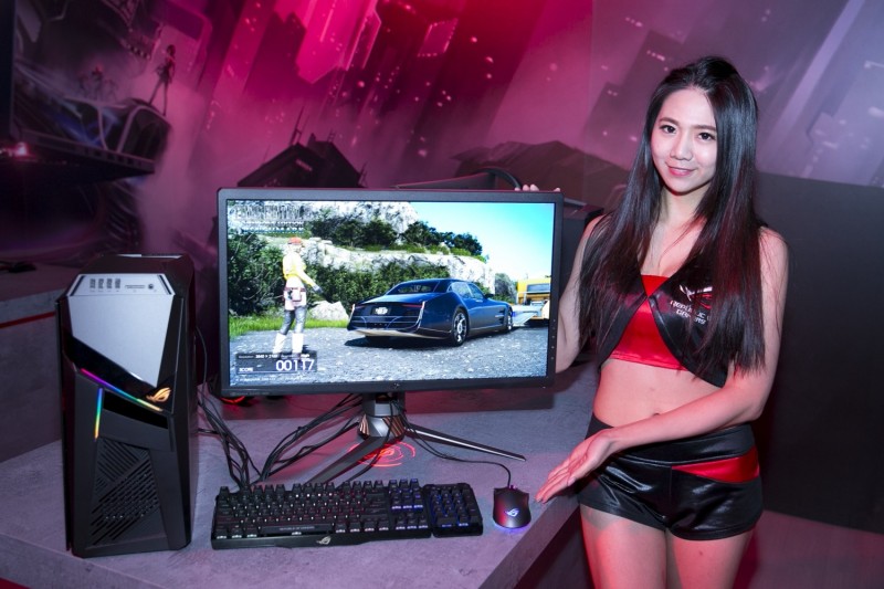 ROG Strix GL12電競桌機（圖左）和世界第一款27吋144Hz的4K UHD HDR電競顯示器ROG Swift PG27UQ（圖右）今同步登場亮相。（Asus提供）