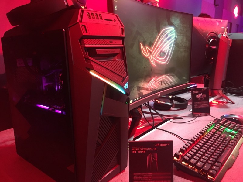 ROG Strix GL12搭配預留的高度擴充空間以及方便更換的前置熱插拔固態硬碟插槽。（記者陳耀宗攝）