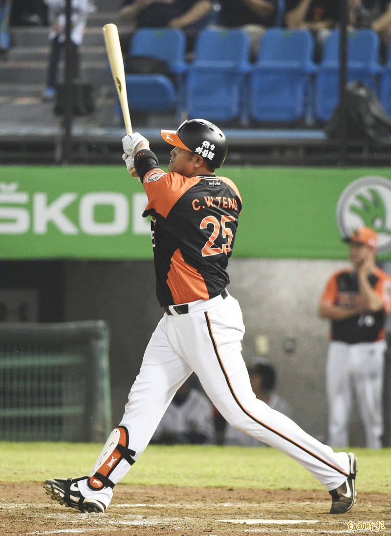 統一獅鄧志偉開轟。（記者陳志曲攝）