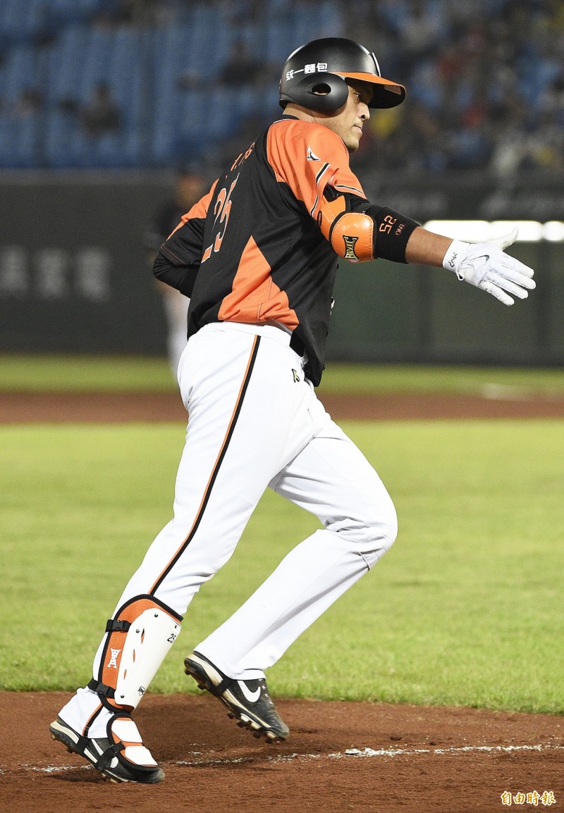 統一獅鄧志偉開轟。（記者陳志曲攝）