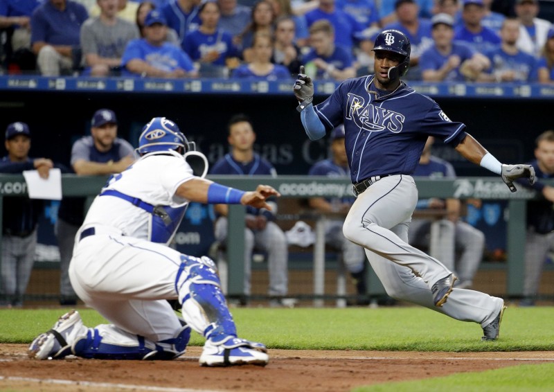 光芒海克瓦利亞智取皇家捕手，機靈得到致勝分。（美聯攝）