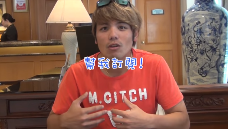 黃恩賜化身YouTuber拍片。（取自影片）