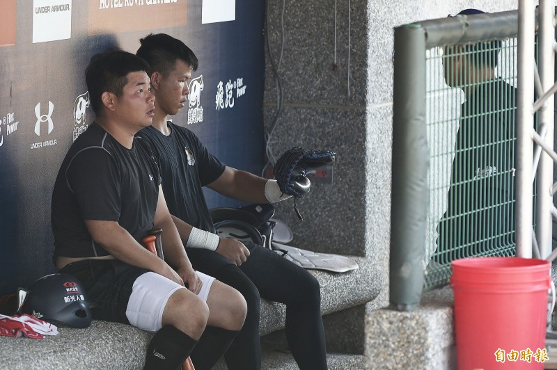 Lamigo桃猿劉時豪（左）、廖健富（中）與投捕教練劉家豪（右）交換意見。（記者陳志曲攝）