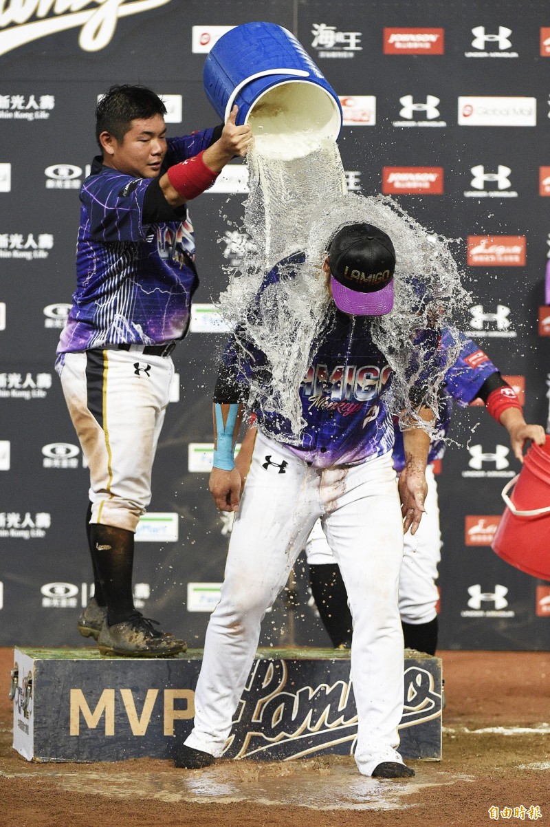 Lamigo桃猿陳俊秀（中）拿下單場MVP，隊友潑水慶祝。（記者陳志曲攝）