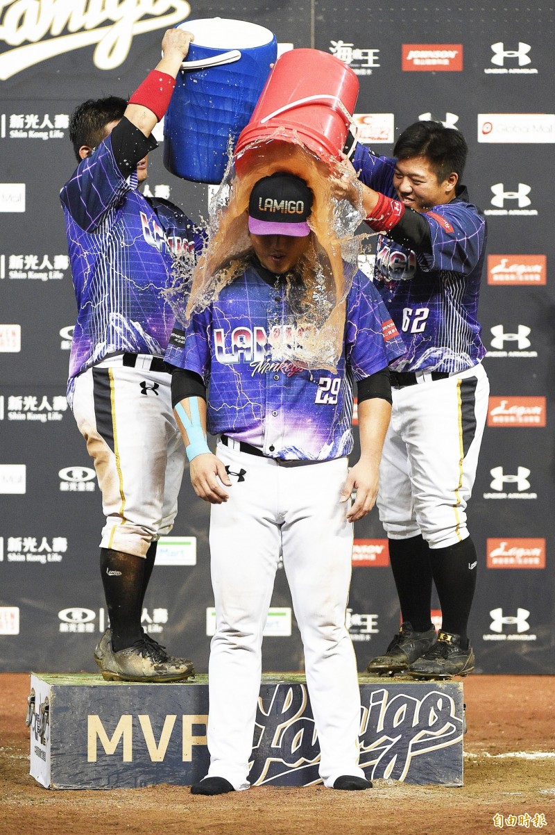 陳俊秀獲單場MVP，賽後遭隊友潑水慶祝。（記者陳志曲攝）