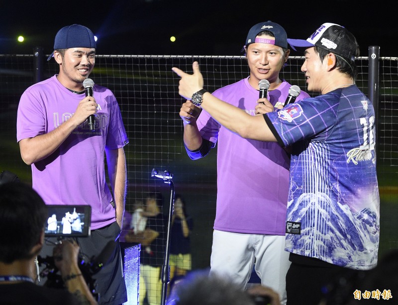 任賢齊賽後與猿隊兩位球星陳禹勳、郭嚴文合唱《愛拚才會贏》。（記者陳志曲攝）