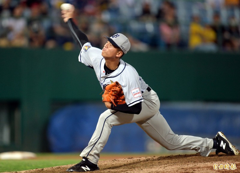 陳柏豪後援2局沒有失分，替球隊守住勝利。（記者林正堃攝）