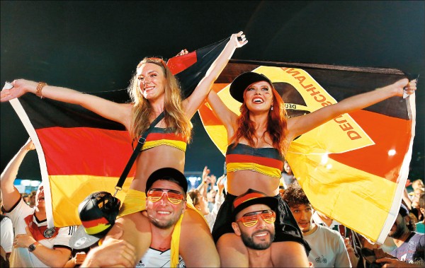 世界盃進入倒數階段，多家運彩公司看好衛冕軍德國與巴西，冠軍賠率旗鼓相當。