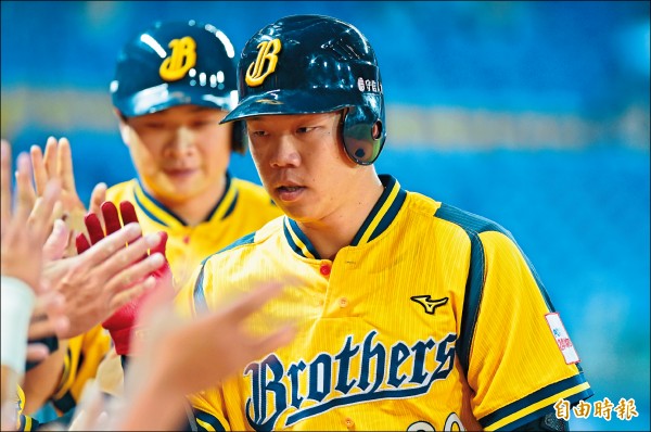 中信詹子賢4局下敲出2分砲，為隊史第1700轟。（記者廖耀東攝）