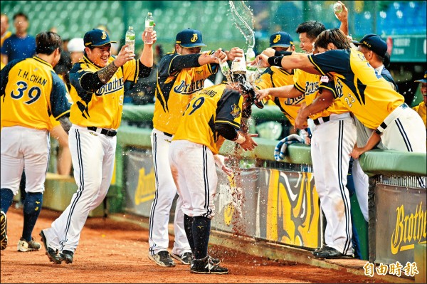 中信張志強昨生涯首度獲選單場MVP，被隊友水攻伺候。（記者廖耀東攝）