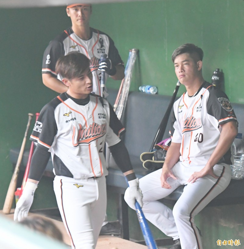 中職》獅隊全員球衣別黑絲帶 悼念車禍驟逝的球隊攝影