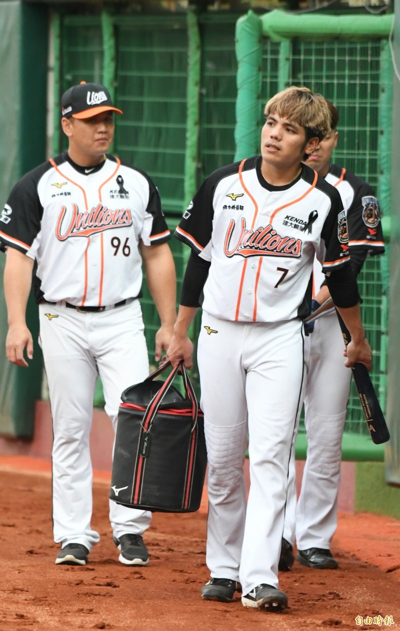 中職》獅隊全員球衣別黑絲帶 悼念車禍驟逝的球隊攝影