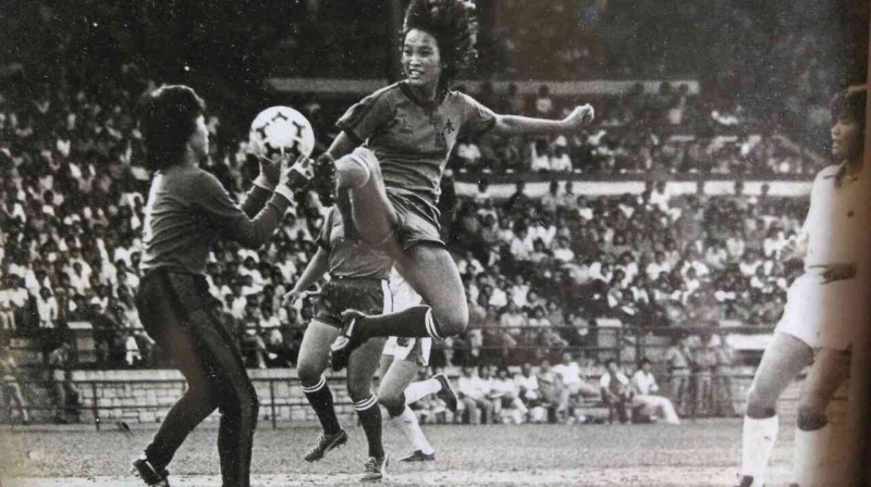 卓君澤母親是前足球國腳、第一代木蘭女足隊長黃映雪（躍起踢球者）。（卓君澤提供）