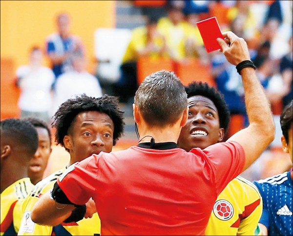 哥倫比亞對日本一役，在開賽第3分鐘，哥隊就拿到此屆世界盃的第1張紅牌。（美聯社）