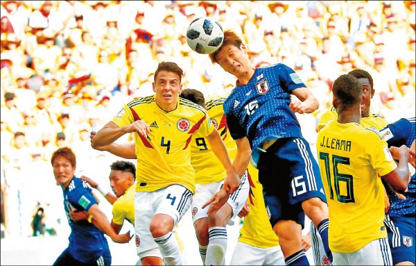 大迫勇也（15號）在下半場頭錘進球，超前比分，最終日本隊爆冷以2：1擊敗哥倫比亞。（歐新社）