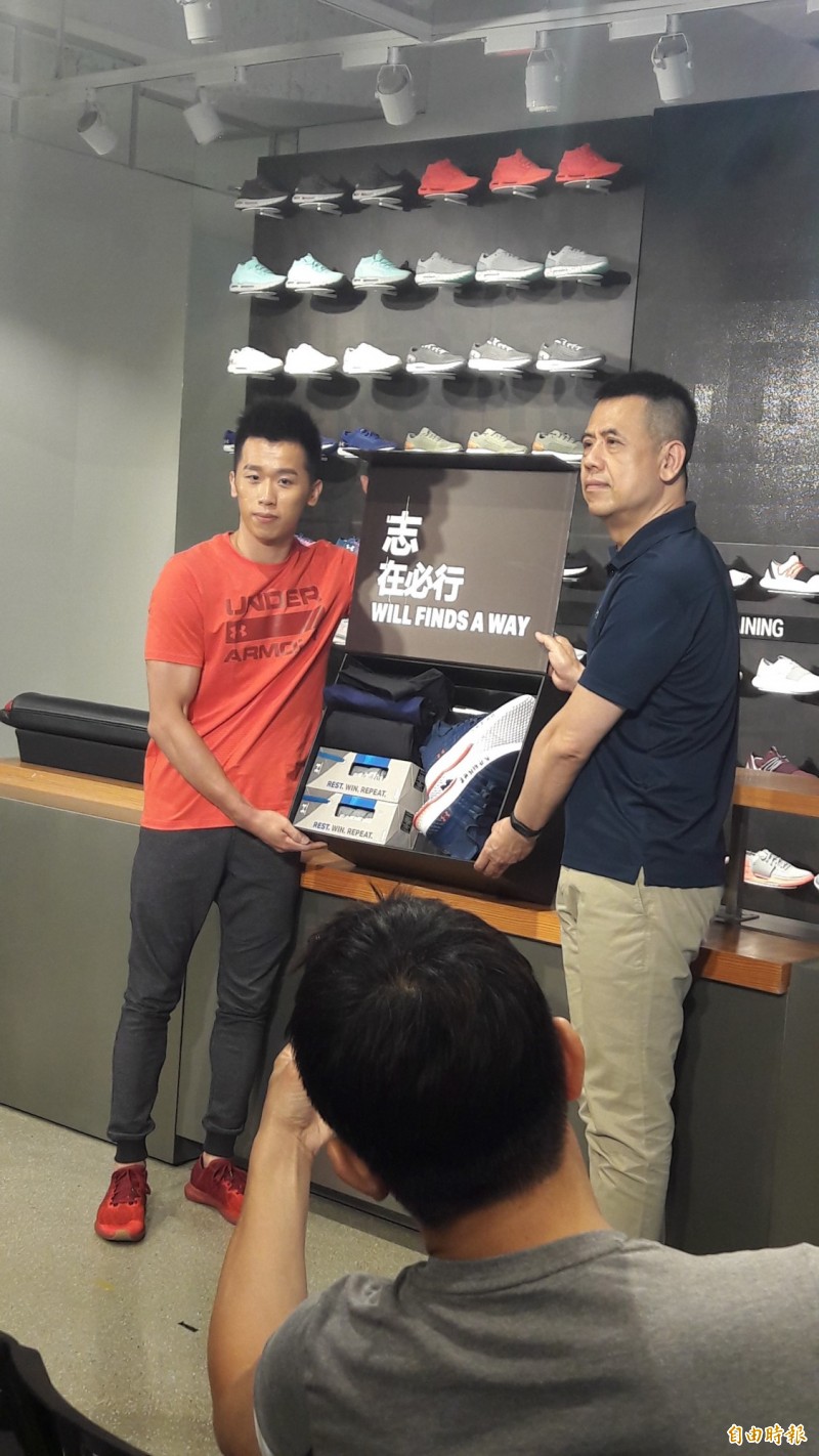 李智凱（左）今出席ＵＡ記者會。（記者粘藐云攝）