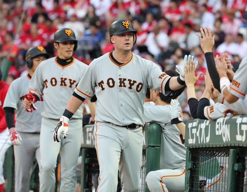 麥基三分砲將壘上的陽岱鋼送回本壘。（圖片擷取自巨人粉絲團）