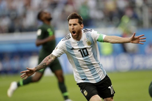 日前阿根廷靠著「球神」梅西(LionelMessi)帶領下驚險挺進16強。(美聯社) 日前阿根廷靠著「球神」梅西(LionelMessi)帶領下驚險挺進16強。(美聯社)