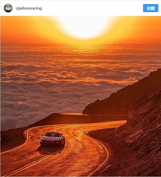 威爾森與保時捷愛車穿梭在洛磯山脈中。（取自威爾森IG）