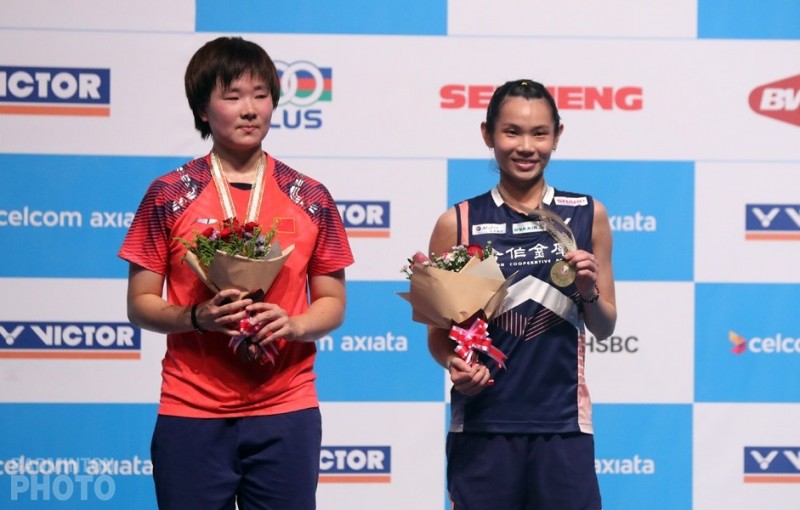 戴資穎（右）締造連霸，中國何冰嬌獲亞軍。（BadmintonPhoto提供）