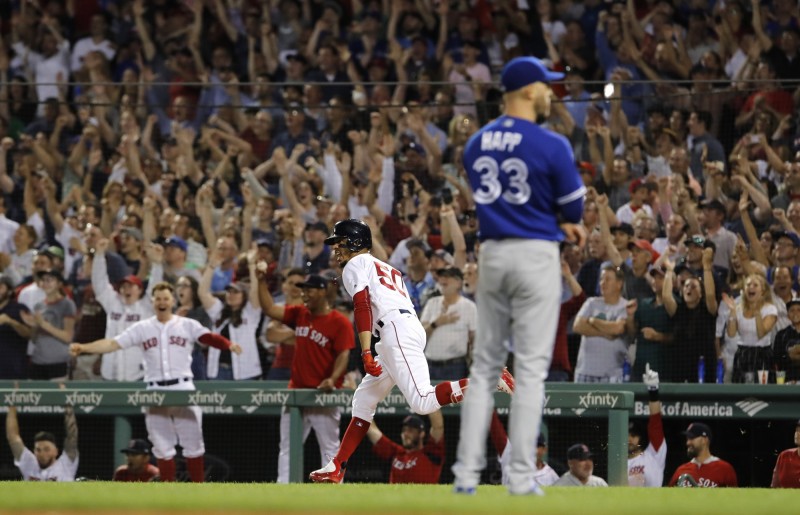 貝茲纏鬥13球轟出滿貫砲，留下投手丘上黯然的哈普。（USA TODAY Sports）