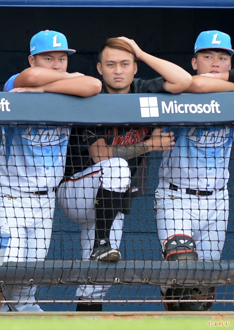 統一獅江辰晏（中）昨因抽筋退場，今在場邊替球隊加油。（記者黃耀徵攝）