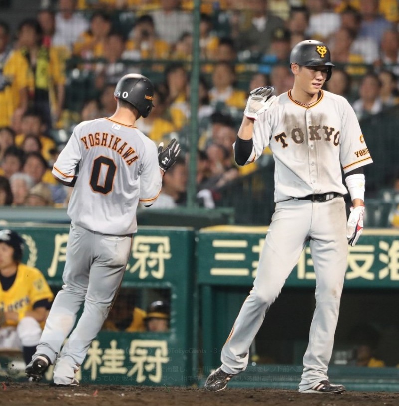 吉川尚輝（左）與坂本勇人（右）靠著麥基的安打跑回本壘。（取自讀賣巨人官方推特）