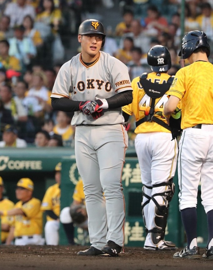 巨人強打岡本和真保送上壘。（取自讀賣巨人官方推特）