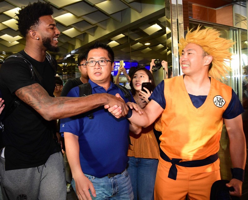 得知貝爾喜歡七龍珠，台灣球迷化身「悟空」接機。（主辦單位提供）