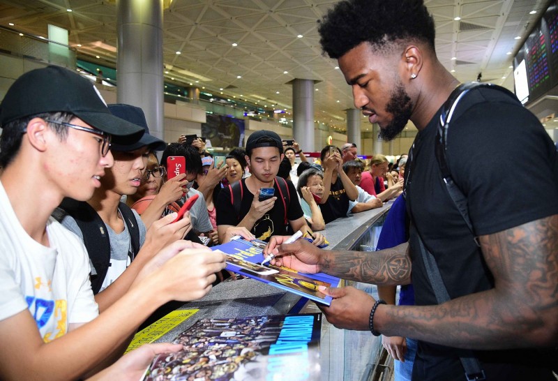 勇士新秀貝爾（右一）幫球迷簽名。（主辦單位提供）