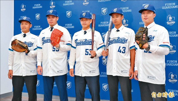 富邦悍將為蕭億銘（左起）、陳品學、王正棠、胡冠俞與張峻龍舉行加盟記者會。（記者劉信德攝）
