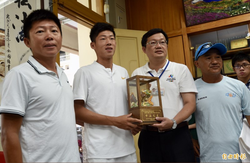 「法網」及「溫布頓」網球青少年世界雙料冠軍的「台灣之光、中山之光」曾俊欣（左二），20日由父親曾育德（左）陪同回母校中山國小分享奪冠心路歷程，校長陳冠英（右二）熱烈歡迎並致贈禮物祝賀。（記者簡榮豐攝）