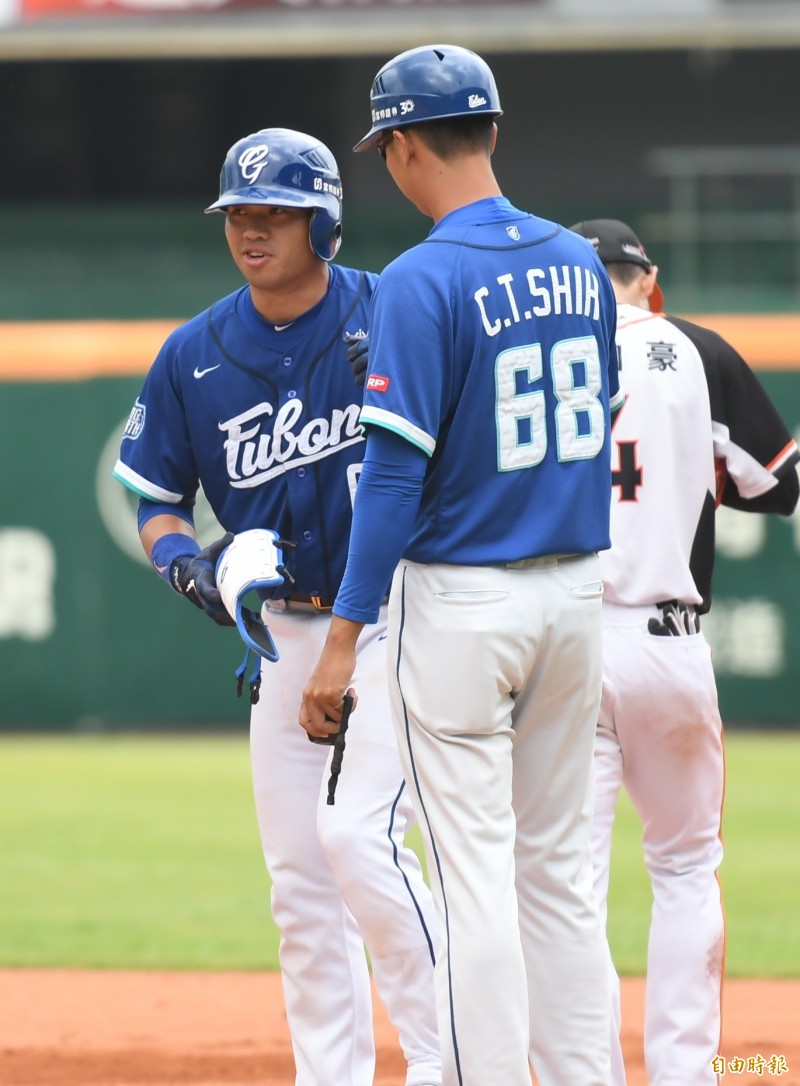 林威廷在６局上揮出帶有2分打點的安打。（記者黃志源攝）