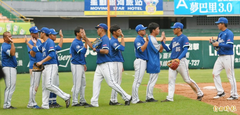 悍將二軍獲勝後在三壘側列隊擊掌。（記者黃志源攝）